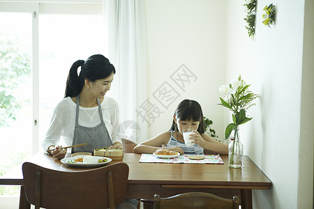 妈妈居家陪伴孩子吃早饭高清图片