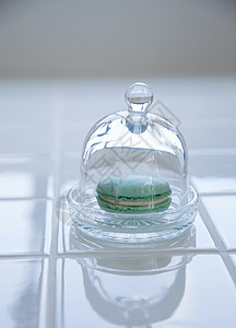 玻璃器皿里的马卡龙甜品图片