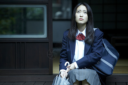 雨天出门上学的女高中学生图片