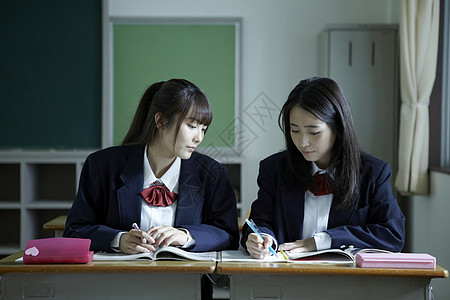 在教室里学习的女高中学生图片