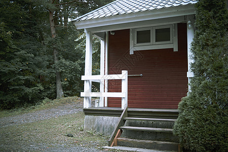 避暑胜地在山上的小屋背景