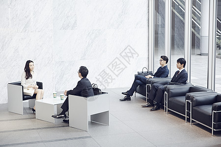 办公楼入口坐着的商人图片