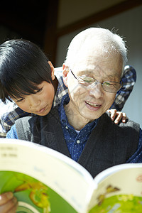 给孩子读书的爷爷图片