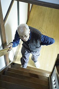 老人攀爬楼梯腰疼图片
