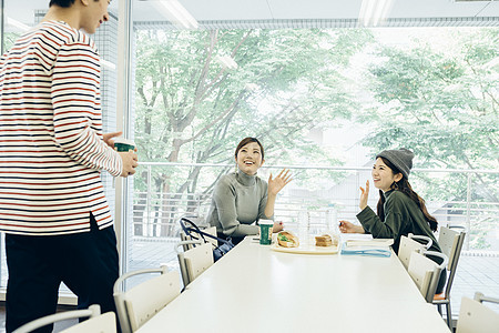 在餐厅吃饭的大学生图片