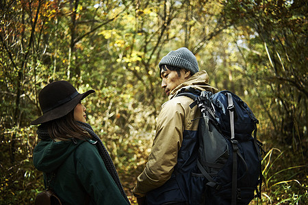 享受走在山道路的夫妇图片