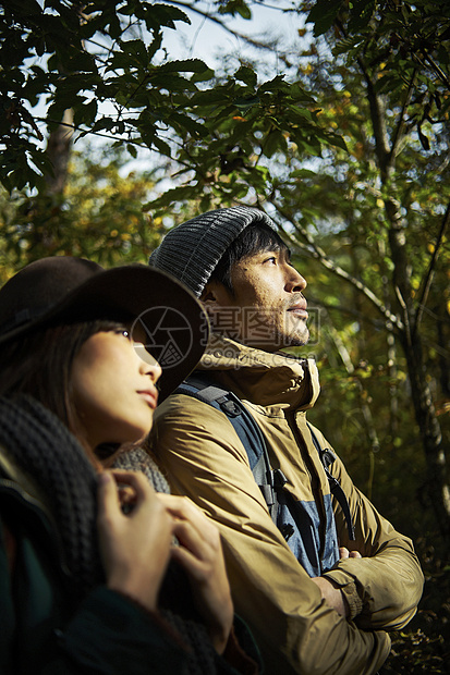 一对夫妇漫步在山路上图片