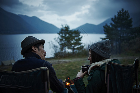 一对夫妇在湖边上说话图片