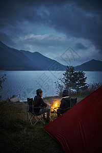 湖边放松的野营情侣图片