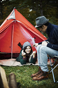 一对夫妇在帐篷外放松图片