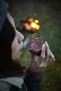 露营喝红酒的女性背景图片