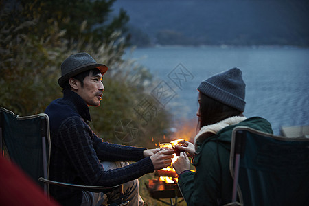 湖边烤篝火的情侣图片