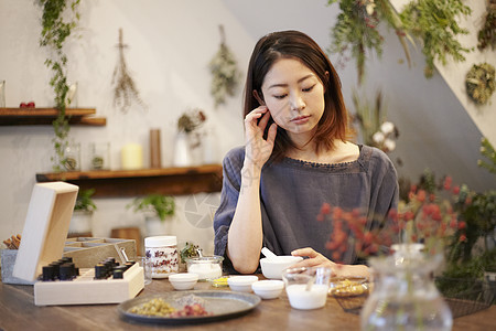 享受有机化妆品的美女图片