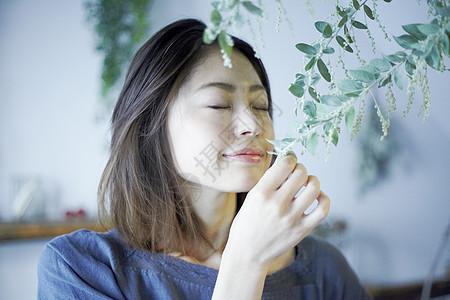 一个女人享受有机化妆品图片