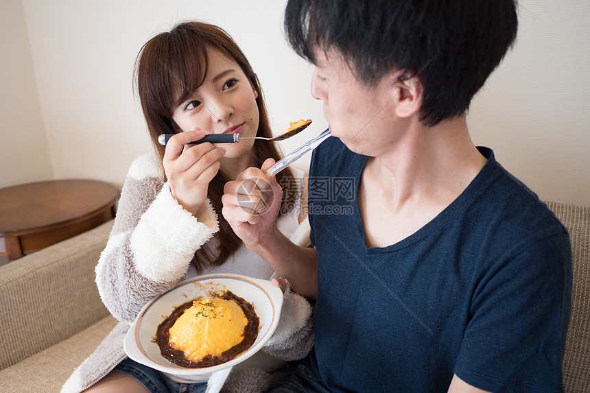 一起做蛋包饭的情侣图片