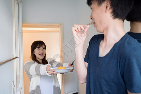 给丈夫递早餐的妻子图片