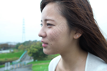 悲伤的女人户外淋雨图片