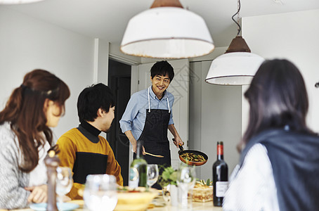 家庭聚会用餐图片