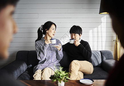 情侣坐在沙发上喝咖啡图片
