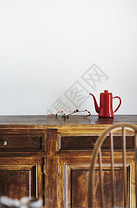 桌子上的茶壶图片