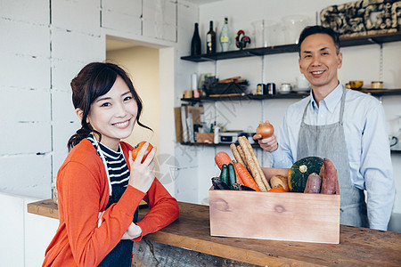 准备新鲜食材的女人图片