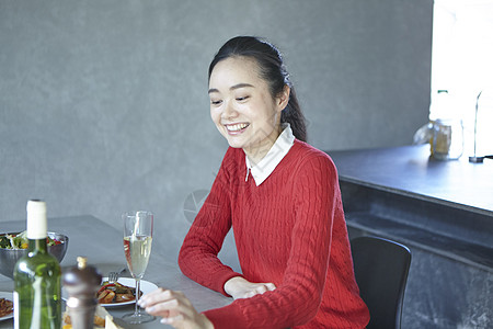 女人享受美食图片