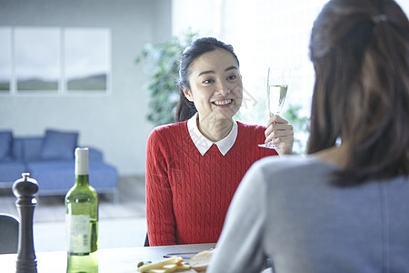 享受美食的女子和朋友图片