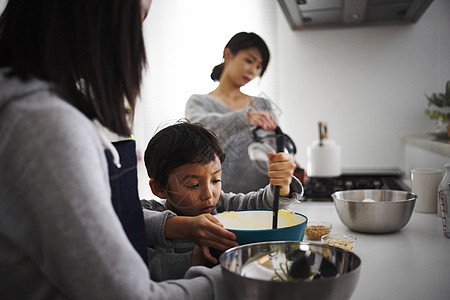 快乐孩子帮忙做饭图片