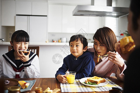 家人们一起享用家庭早餐图片