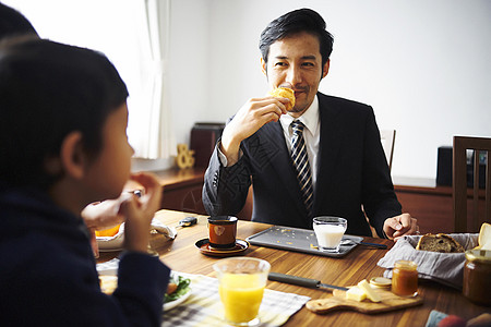 享受吃家庭早餐的家人图片