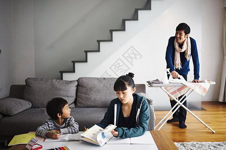 亚洲人孩子在家里学习图片