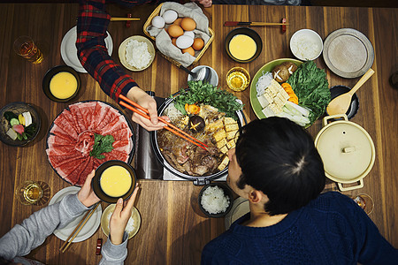 一家人吃寿喜烧图片