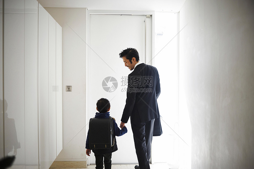 爸爸和儿子一起走出家门图片