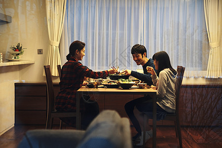 一家人一起吃晚餐图片