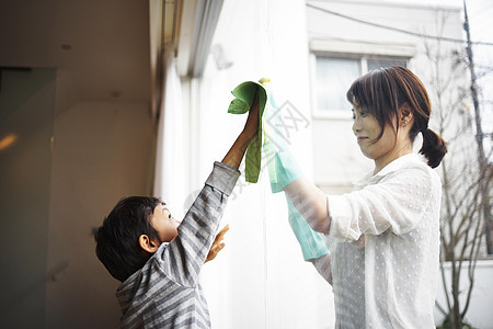 妈妈和儿子一起清洁窗户房屋清洗高清图片素材