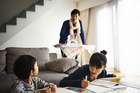 孩子在家里学习图片