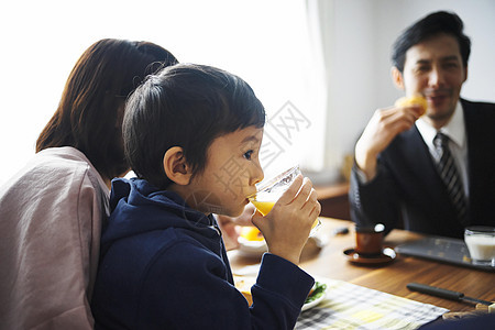 吃果汁的小男孩图片