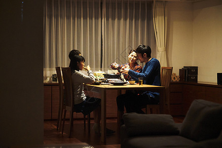 和家人一起吃晚餐图片