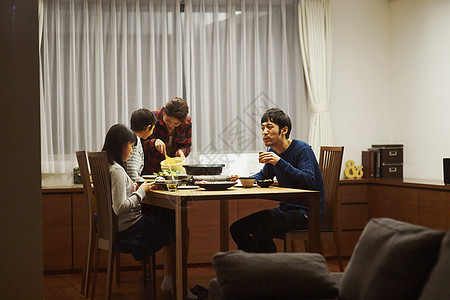 一家人一起吃晚餐图片