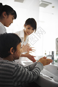 一个孩子洗手盥洗室高清图片素材