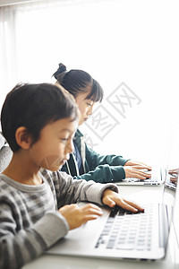 玩电脑的孩子图片