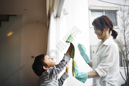 孩子跟母亲做窗户清洁晴朗高清图片素材