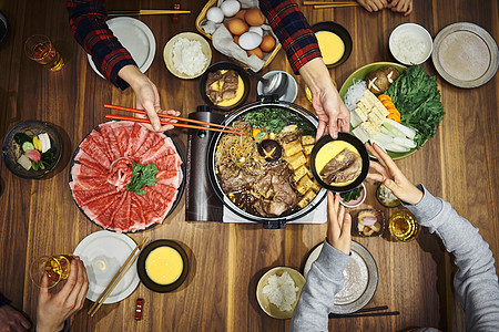 一家人一起吃寿喜烧图片