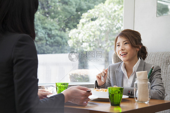 一起吃午餐的女商人图片
