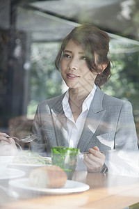一个女人在吃午饭图片