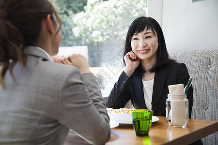 一起吃午餐的女商人图片