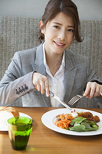 一个女人在吃午饭图片
