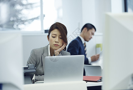 职业女性上班疲惫犯困图片