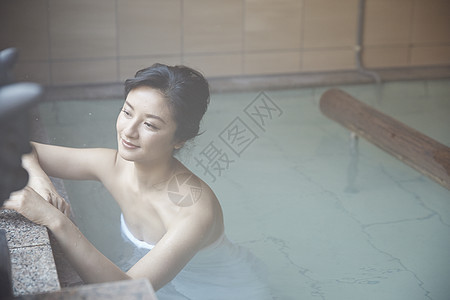 一个女人沉浸在温泉里图片