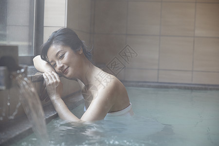 女人放松沉浸在温泉里图片